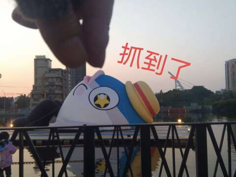 民众与鱼头君的借位合影