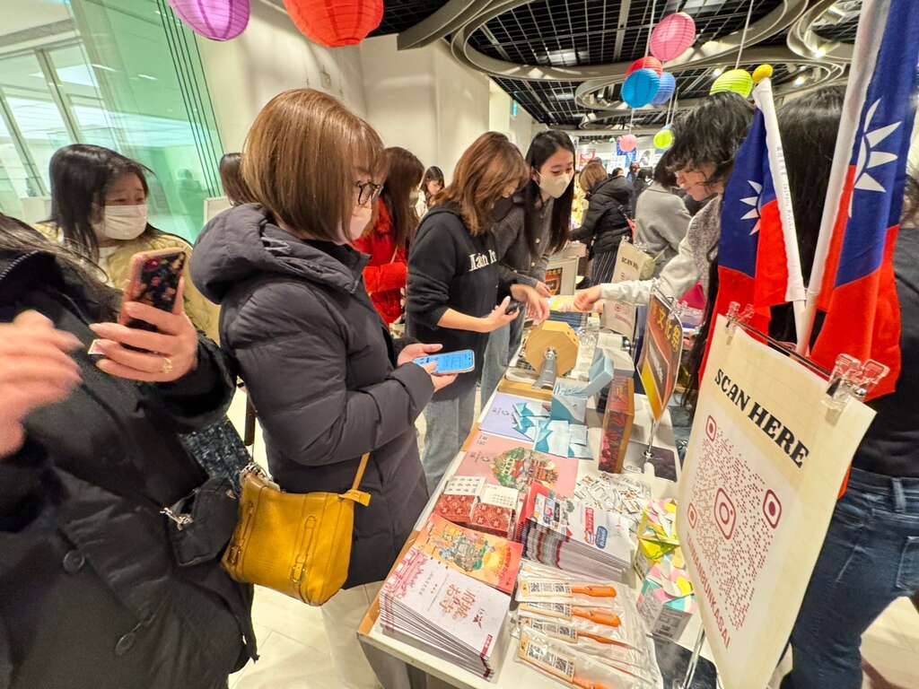 活动现场展示台南观光日语文宣品吸引民众驻足