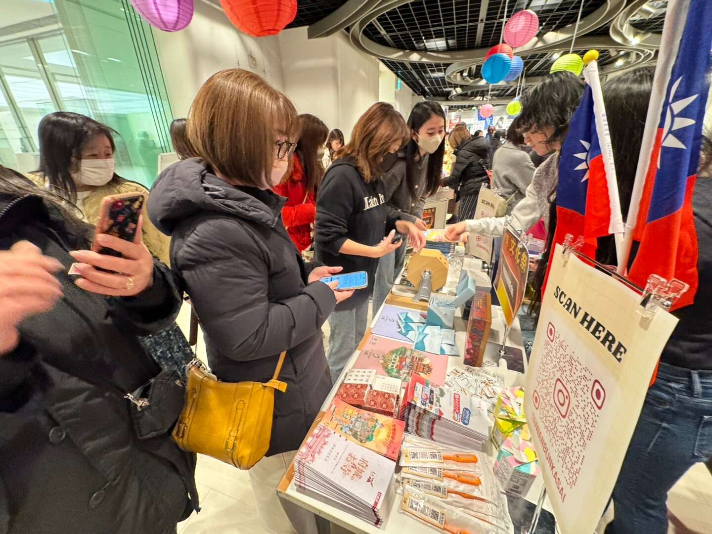 活動現場展示台南觀光日語文宣品吸引民眾駐足