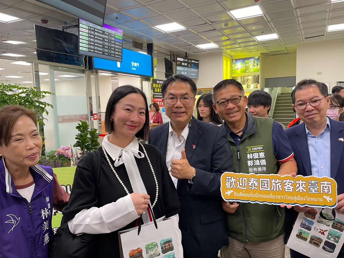 市長贈送泰國旅客伴手禮