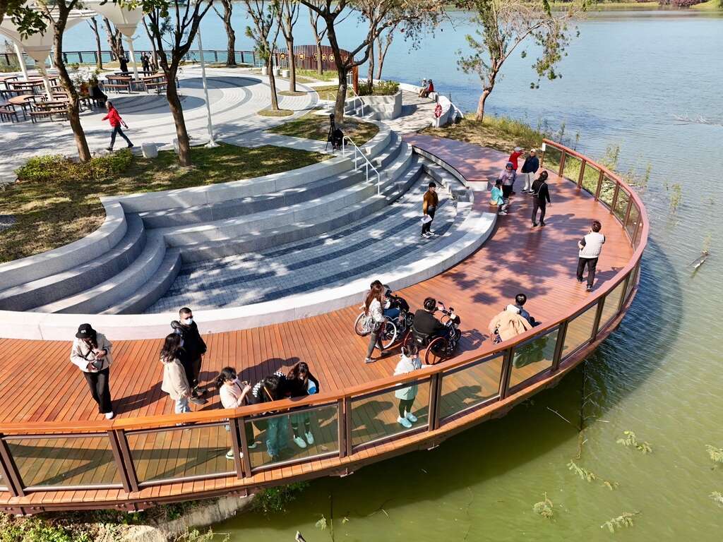 无障碍水岸步道