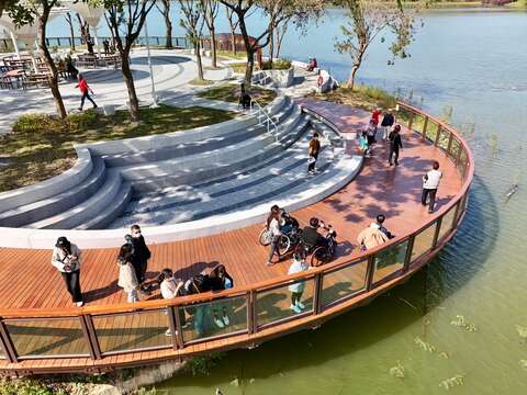 无障碍水岸步道