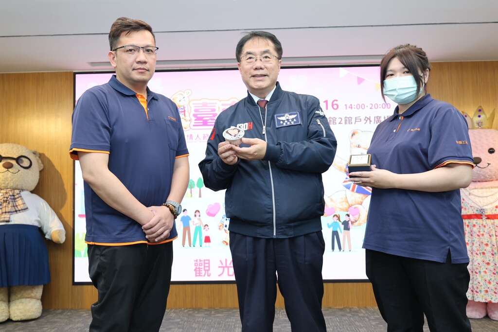 2025白色情人节「熊爱台南」记者会-黄市长展示钻戒及巧克力布朗尼(奇美食品赞助)
