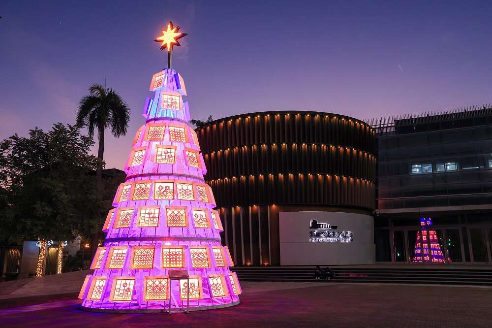 新營文化中心前的聖誕燈「未來新希望系列」