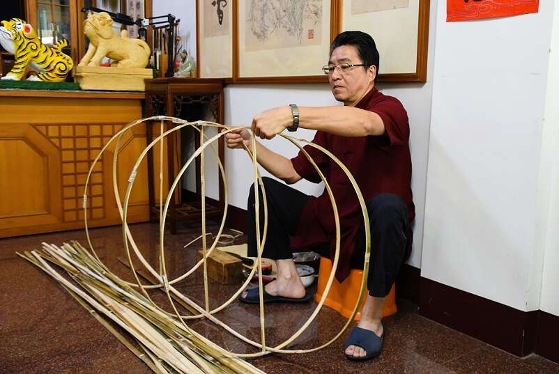 吳文進的糊紙講求內外構造堅固，綁製骨架必須紮實。(張耘書拍攝)