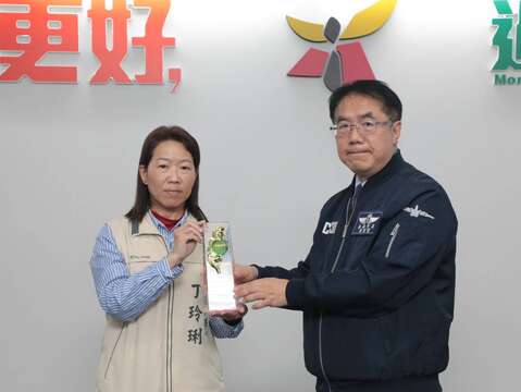 观光旅游局观光行销科专门委员兼代理科长丁玲琍献奖给黄伟哲市长。