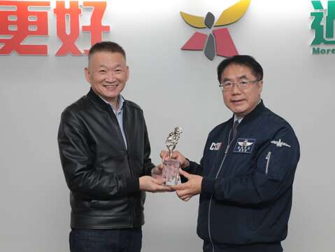 台湾黄金荞麦有限公司荣誉董事长林家宝与市长合影
