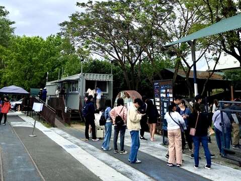游客到十鼓文创园区体验刺激的设施