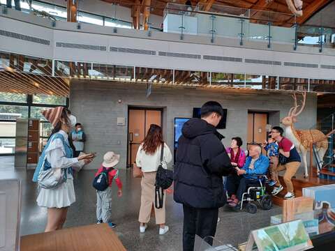 游客到左镇化石园区参观展览
