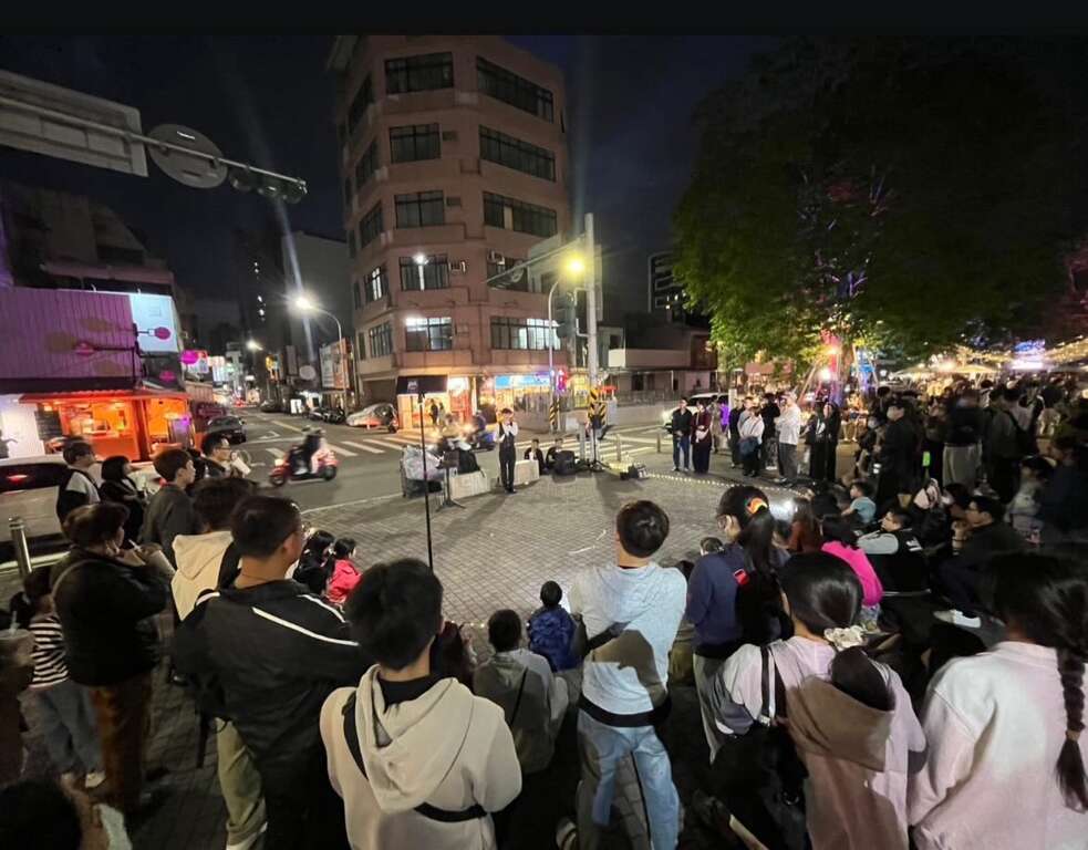 国华海安商圈举办虎翔市集X旧城胶片,邀请街头艺人表演