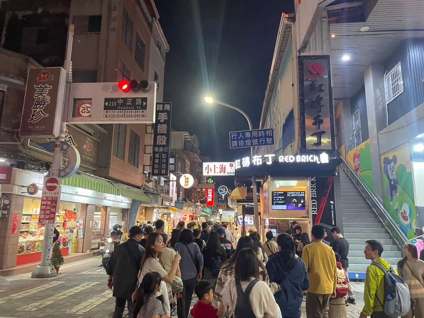 國華商圈夜晚吃美食人潮