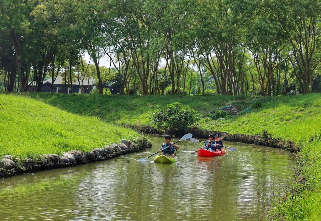 内河道风车漫舟