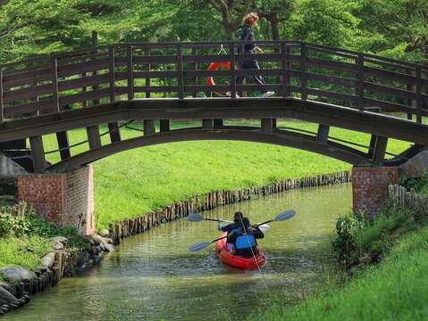 内河道的独木舟体验