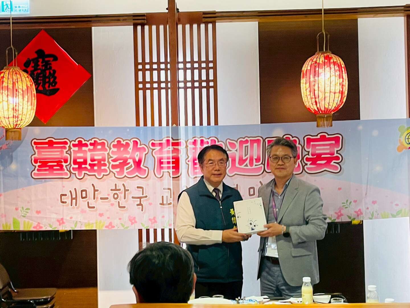 臺南市長黃偉哲致贈臺南特色伴手禮，向韓國教育旅行師長參訪團表達誠摯歡迎與交流誠意
