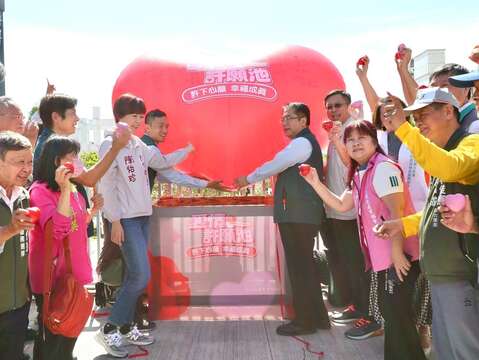市长与贵宾共同许愿