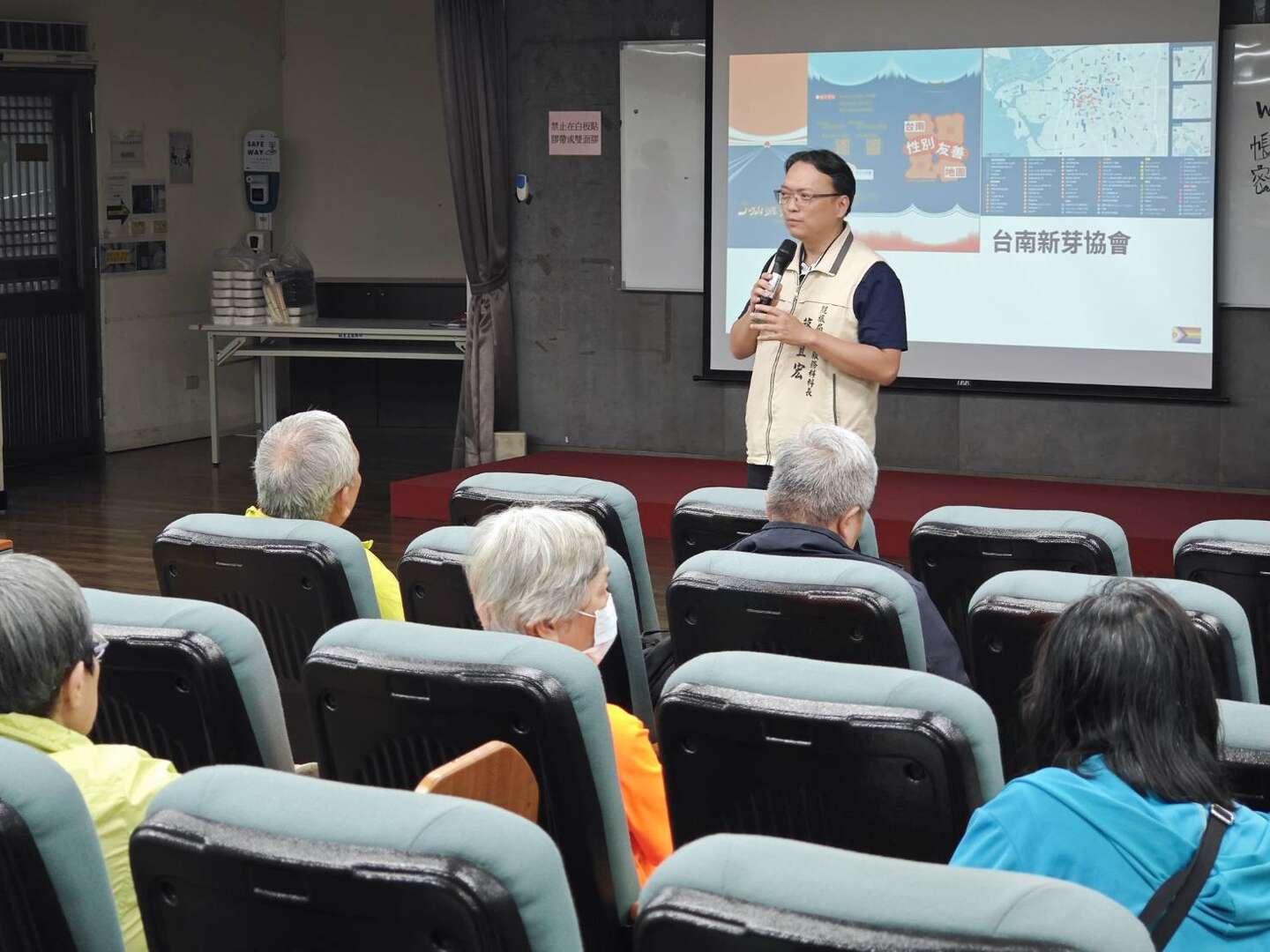 導覽人員進行交流座談會
