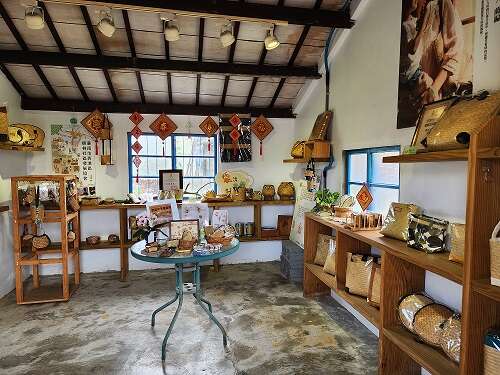 「藺草工坊」在三合院裡展示多種藺編作品,可供遊客參觀選購及體驗DIY課程。(鄭佩雯拍攝)
