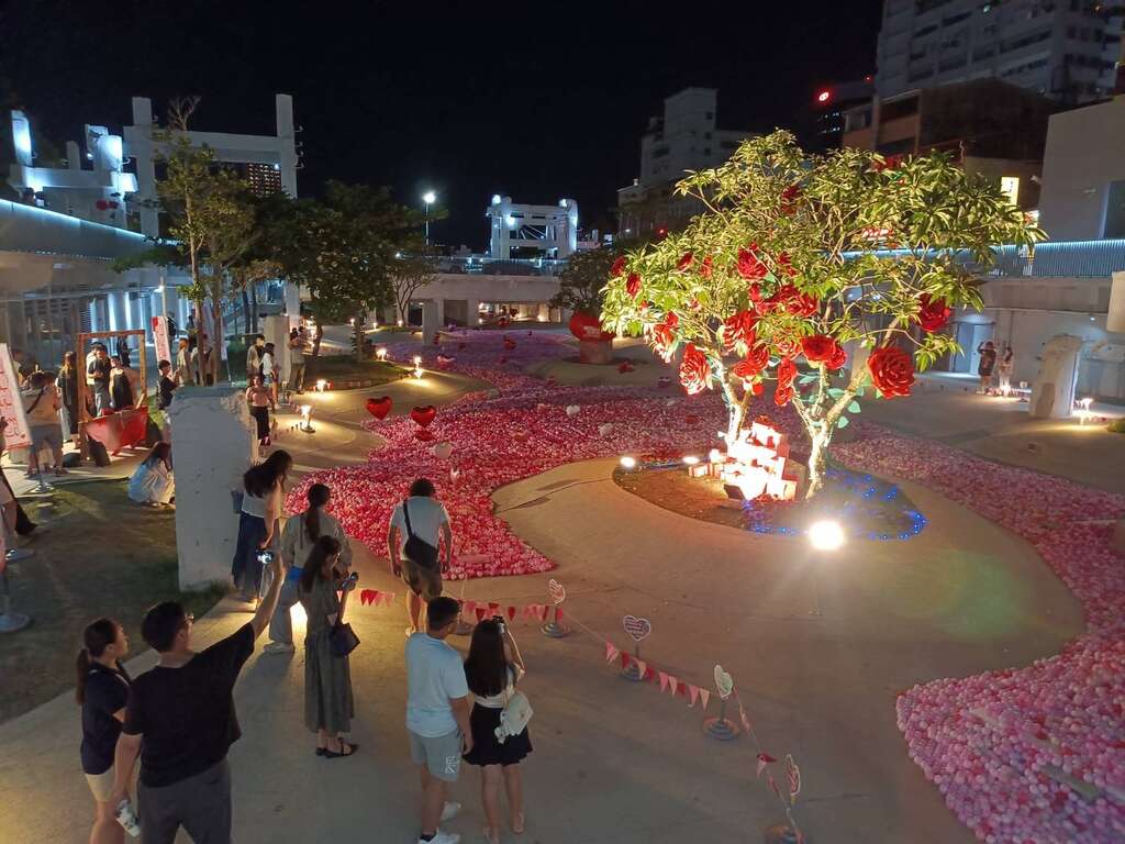 夜晚的河乐广场「520爱情许愿池」吸引民众前来打卡拍照