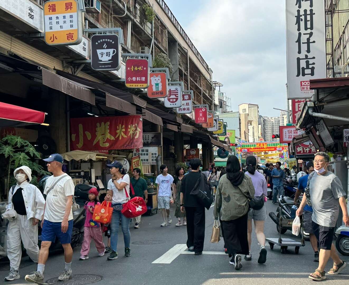市區傳統熱門景點國華街,民眾採買特色美食