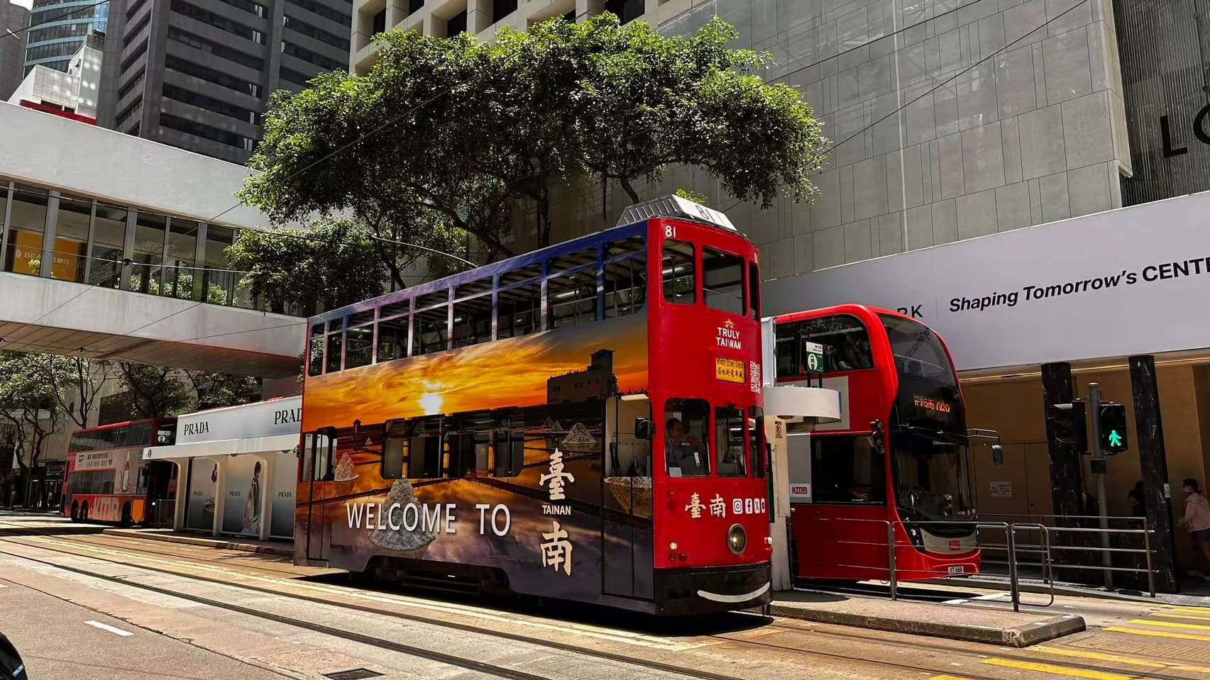 臺南市政府與香港經典地標「叮叮車」合作推出春秋主題全車體廣告