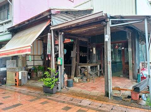 桥南老街上的泉利打铁店古色古香，展露浓厚的怀旧风景。（张耘书拍摄）
