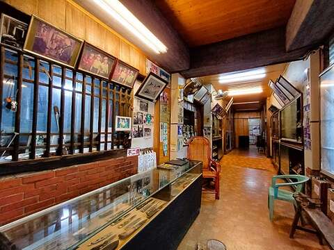 泉利打铁店是全台极少数的古老打铁店，李信贤返家後着手整建展示空间。（张耘书拍摄）
