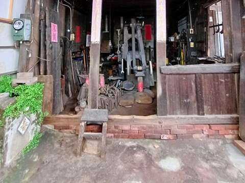 百年不变的门联「泉源有本盈科进」、「利路亨通发达多」、「泉流不息永多利」（张耘书拍摄）