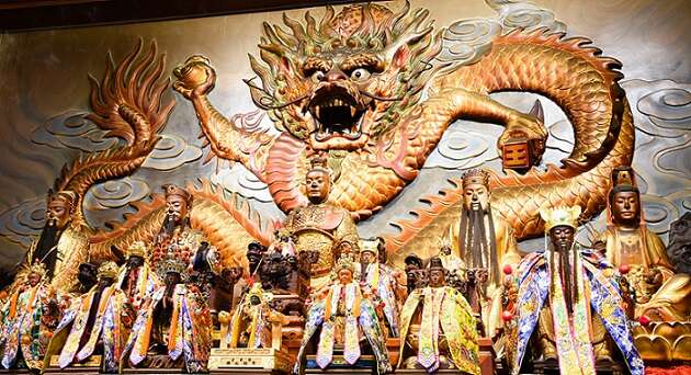 郑子寮福安宫内所奉之神像,有16尊出自陈啓村之手。(张耘书拍摄)