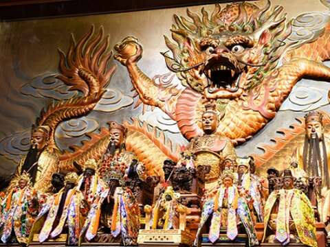 郑子寮福安宫内所奉之神像，有16尊出自陈啓村之手。（张耘书拍摄）