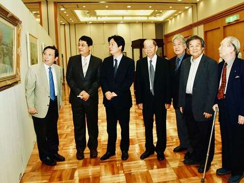2012年陈啓村担任南美会会长，举办巡回展，开幕时为时任台南市长赖清德、奇美创办人许文龙、南美会历任会长陈辉东、林智信、陈一鹤以及郭综合医院郭宗正院长导览。（陈啓村提供）