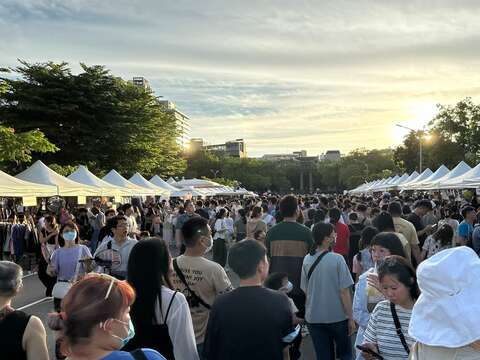 2025台南热气球派对首日-活动市集人潮满满