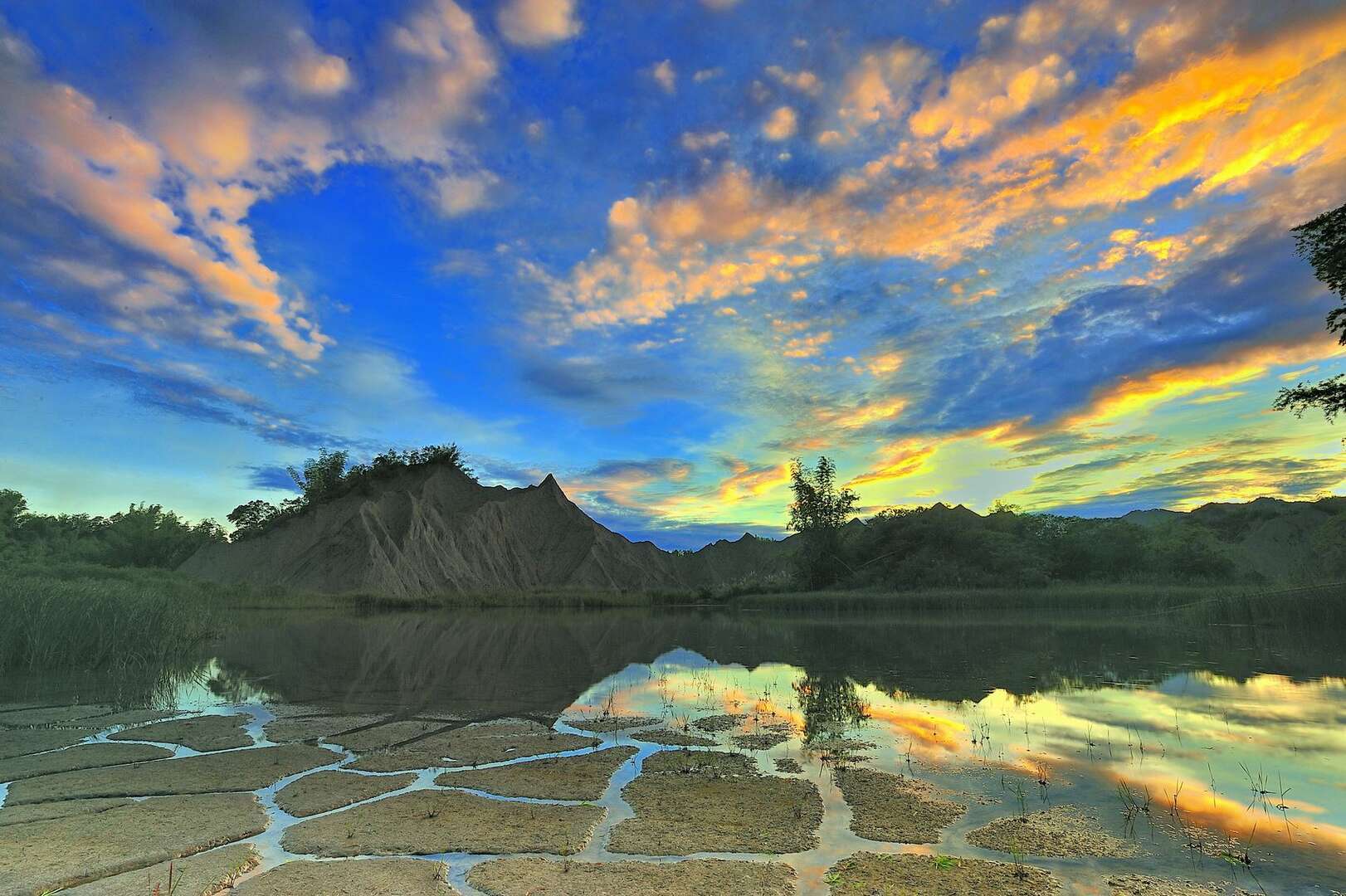 草山月世界惡地地貌