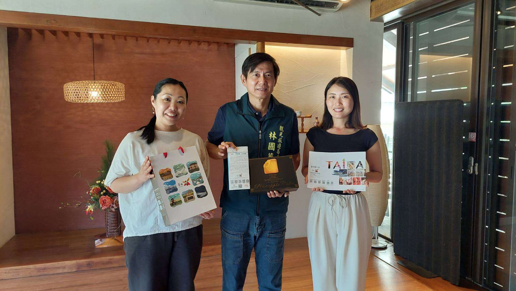 林國華局長致贈三井海洋郵輪貴賓臺南伴手禮