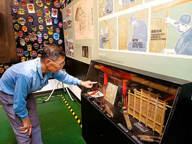 溪南寮興安宮文物館內展示扛茨走溪流的歷史資料，也有蓋竹籠茨的工具。（張耘書拍攝）