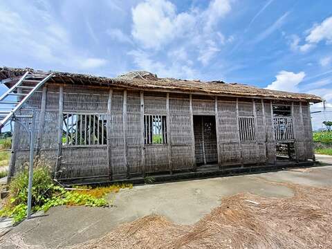 位在新吉庄十二佃路旁李家空地上的竹笼茨（目前修复中）。（张耘书拍摄）