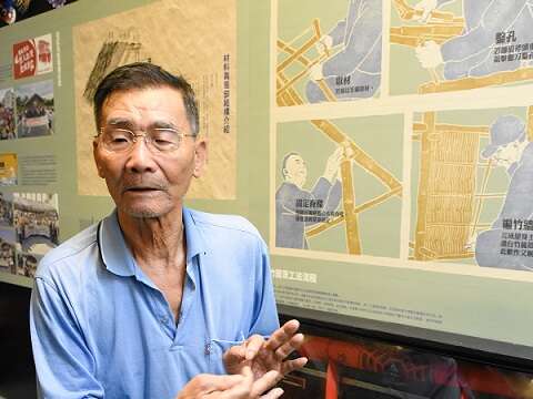 李养诉说曾文溪洪泛与先民扛茨避走水患的历史。（张耘书拍摄）
