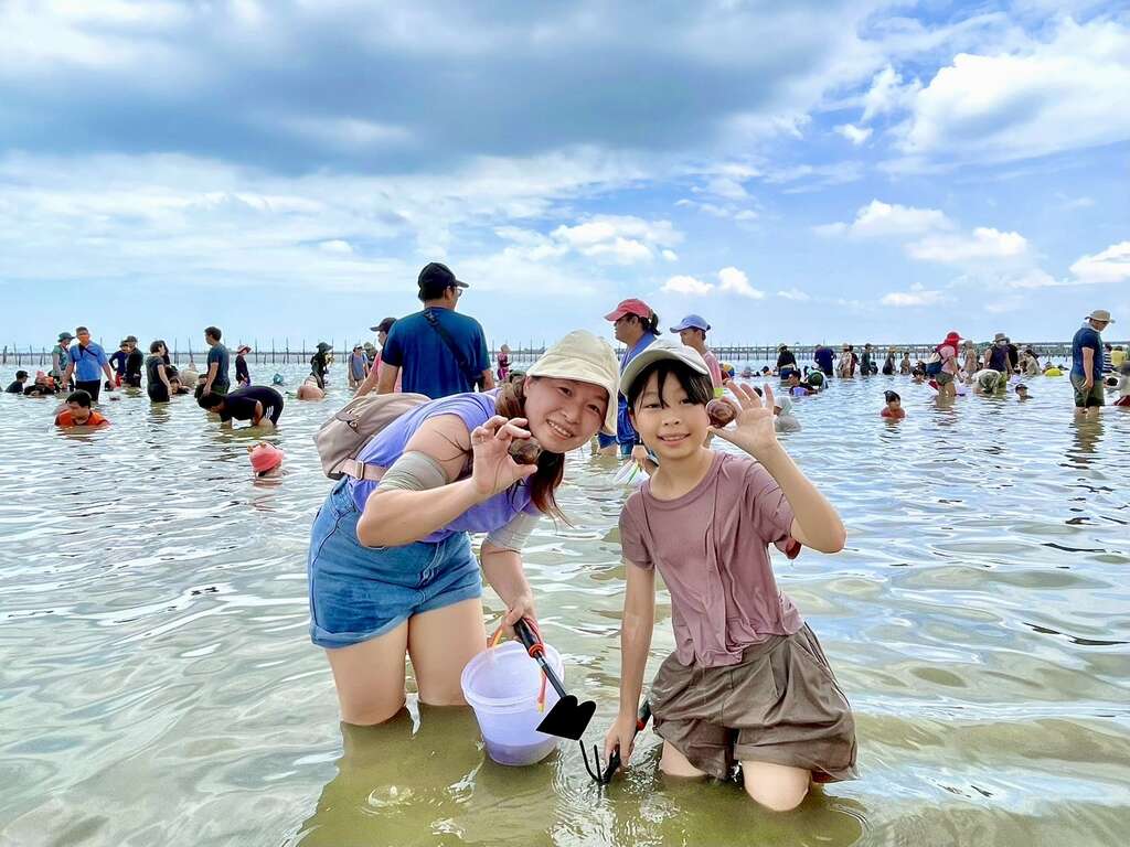 2025臺南七股海鮮節」熱鬧開幕 2千人齊聚六孔碼頭同歡 因丹娜斯颱風影響 明(6)日七股海鮮節挖文蛤活動取消 敬請見諒
