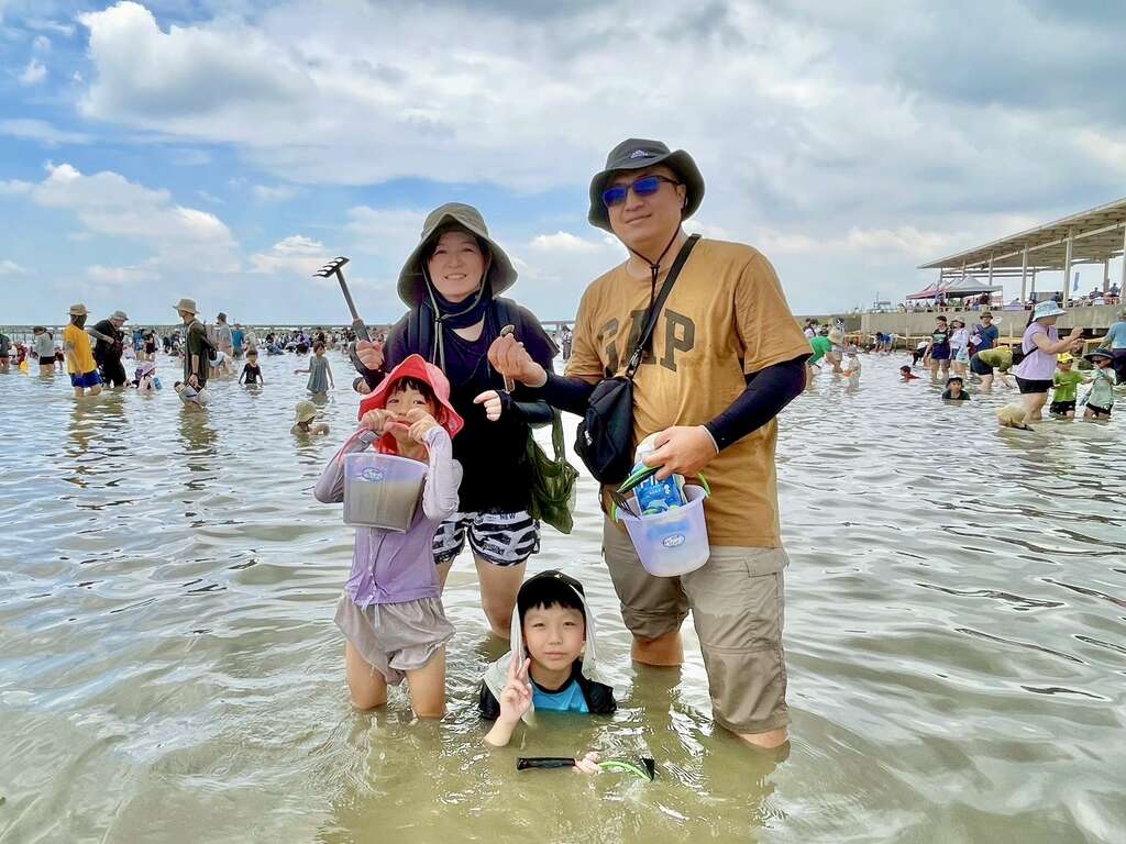 2025臺南七股海鮮節」熱鬧開幕 2千人齊聚六孔碼頭同歡 因丹娜斯颱風影響 明(6)日七股海鮮節挖文蛤活動取消 敬請見諒