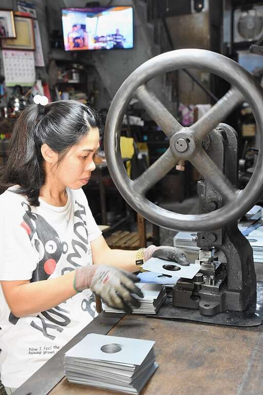 「臺南奇人帶路」系列報導19 新美街上的懷舊風情,「隆興亞鉛」蔡東手作傳溫度