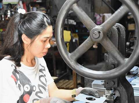 蔡东宪的女儿蔡静婷承袭父亲的好手艺， 也积极开发文创商品。（张耘书拍摄）