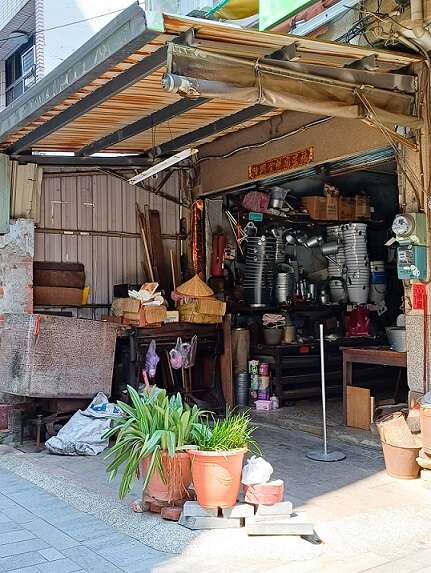 「臺南奇人帶路」系列報導19 新美街上的懷舊風情,「隆興亞鉛」蔡東手作傳溫度