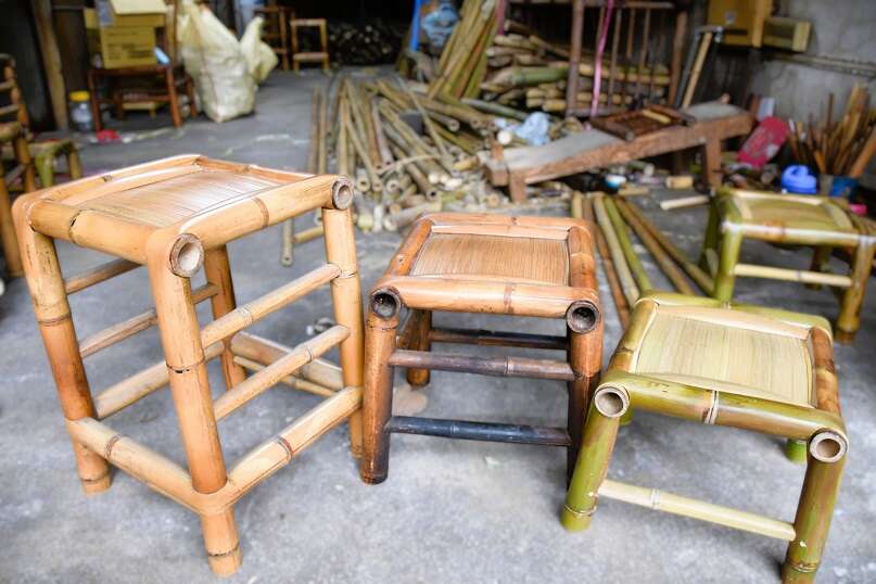 以包管結合鑽孔榫接工法製作的竹椅，密合度高，椅子堅固絕不搖晃。（張耘書拍攝）