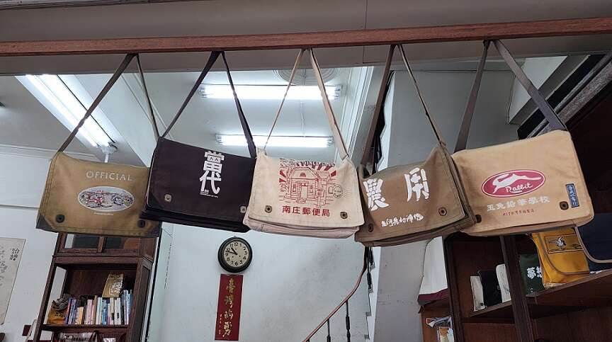 傳統帆布書包是合成帆布行特色產品,提供客製化服務,一個也能做。(鄭佩雯拍攝)