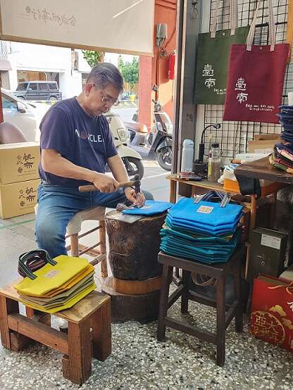 臺南奇人帶路」系列報導22 昔日書包大王轉型文創，一個也能訂做，合成帆布造就令人感動的手工包袋品牌