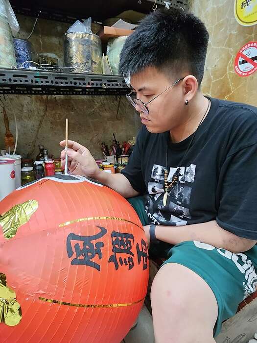 「臺南奇人帶路」系列報導23 神明指定,苑輝燈舖彩龍兆祥,第四代王睿誠玩諧音哏,讓手繪燈籠活起來