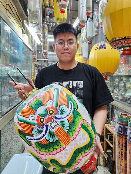 「臺南奇人帶路」系列報導23 神明指定,苑輝燈舖彩龍兆祥,第四代王睿誠玩諧音哏,讓手繪燈籠活起來