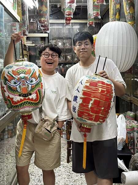 「臺南奇人帶路」系列報導23 神明指定,苑輝燈舖彩龍兆祥,第四代王睿誠玩諧音哏,讓手繪燈籠活起來