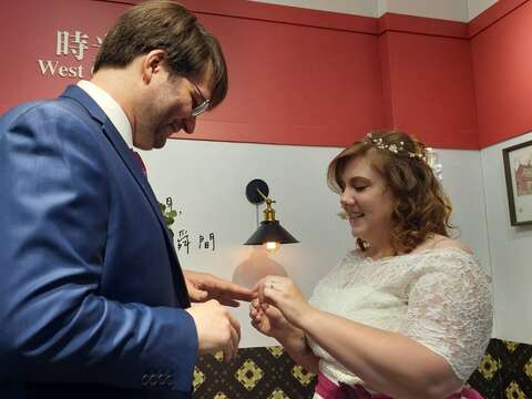 德国新人交换婚戒