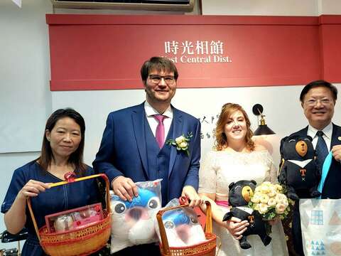 大合照-市府观旅局丁专委、德国新人、云管处徐处长及中西户所黄主任