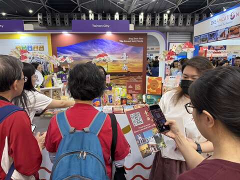 3.台南展位现场人潮